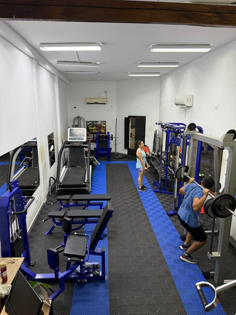 Interior del Gimnasio Fit Time, alumnos entrenando