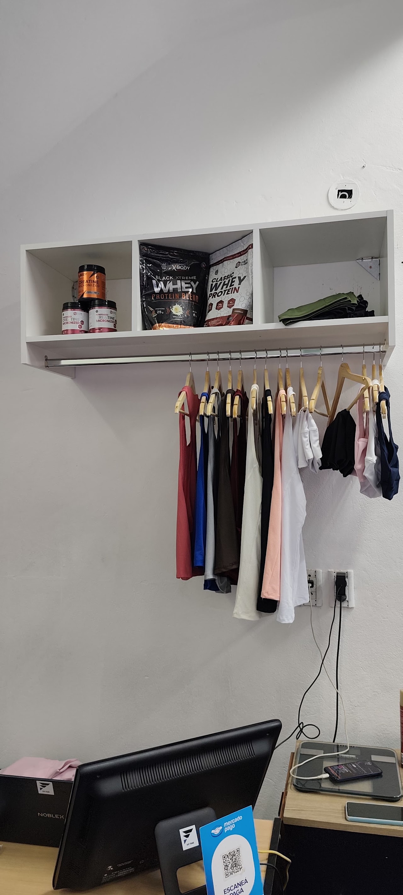 Vestuario y suplementos del Gimnasio Fit Time
